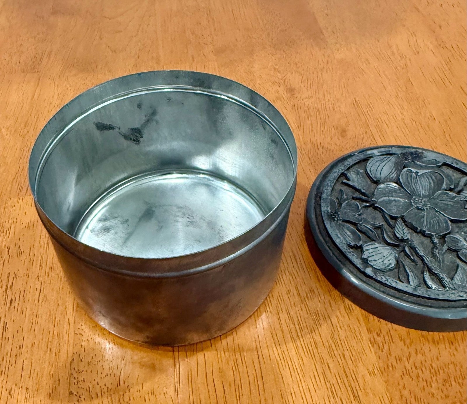 Vintage 1976 Metzke Pewter Round Trinket Box Floral Dogwood Relief Lid