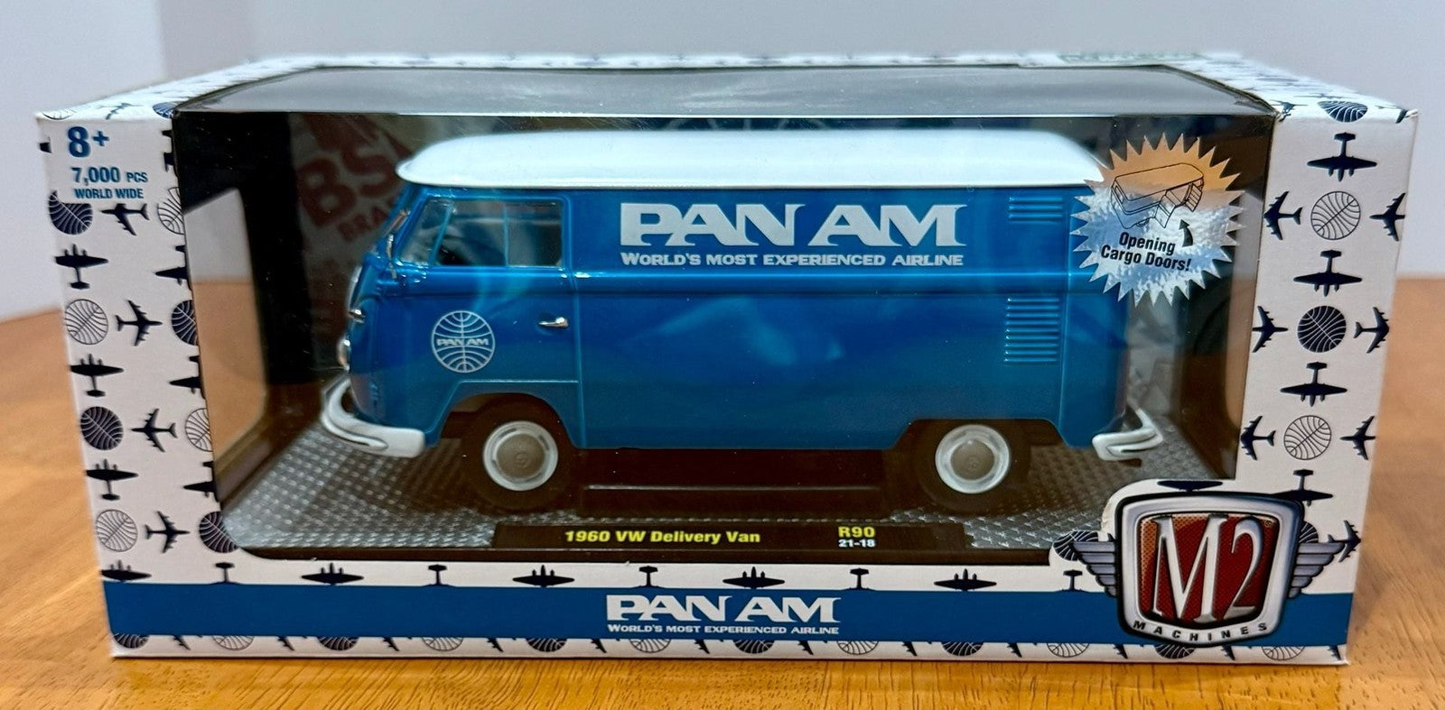 M2 Machines 1960 VW Volkswagen Delivery Van Pan Am Blue White 1:24 Diecast R90