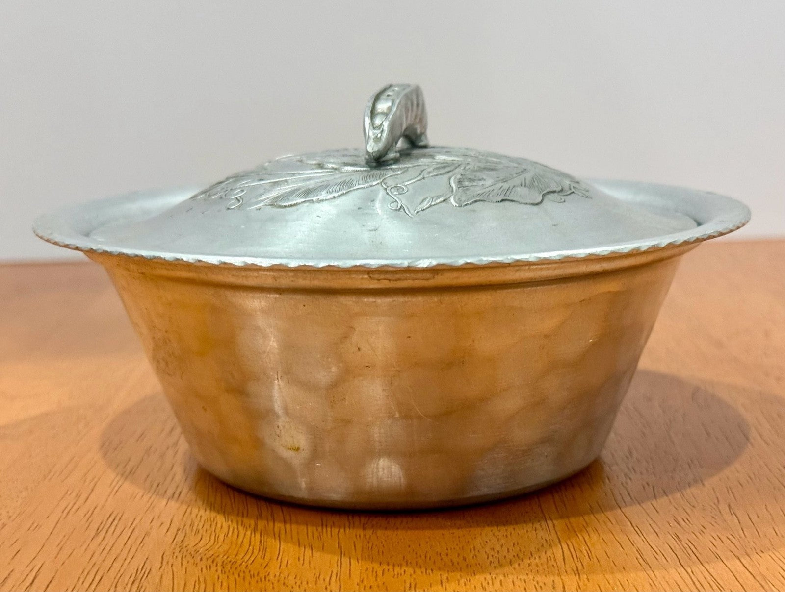 Vintage Everlast Hand-Forged Hammered Aluminum Bowl 1038 & Lid Pea Pod Handle