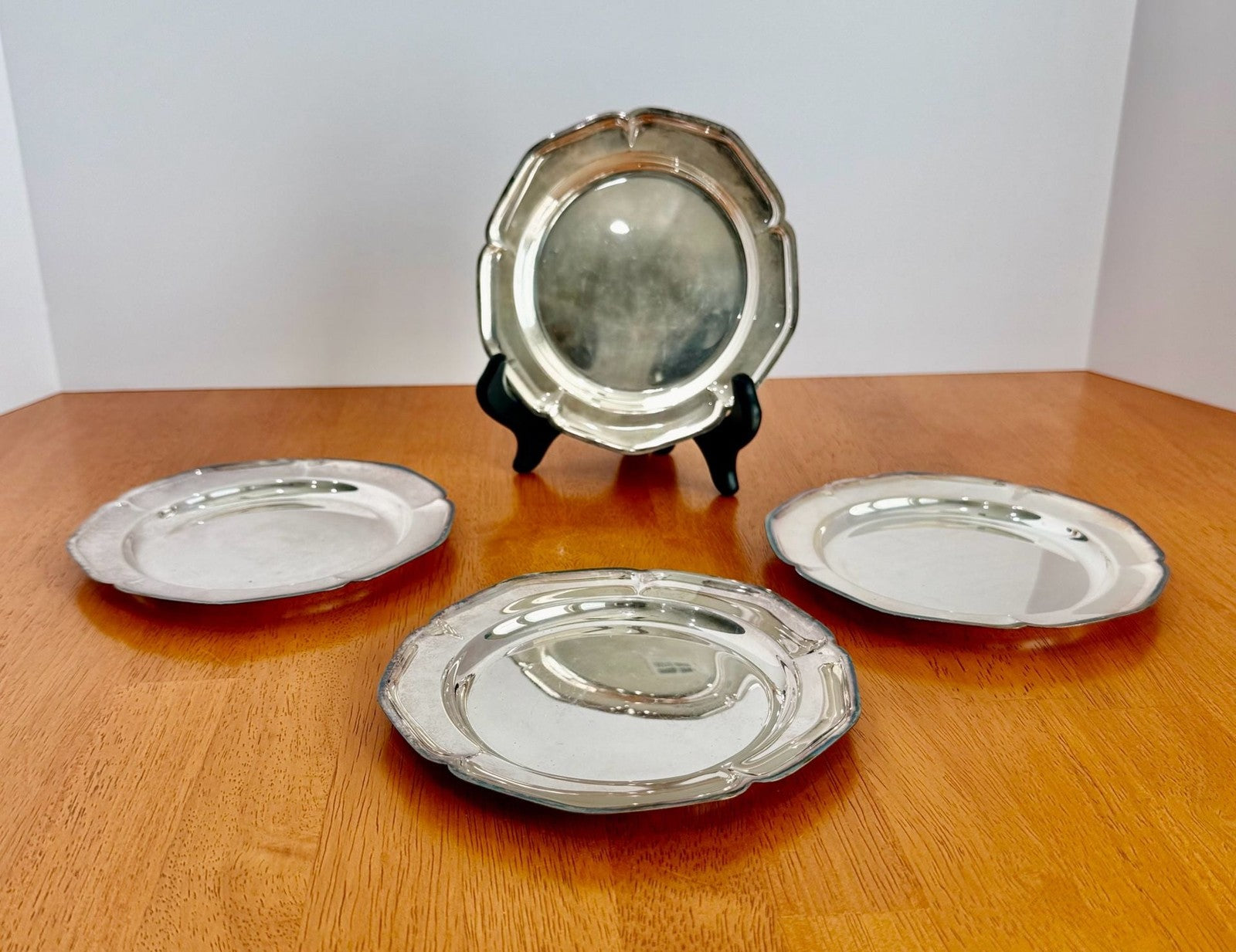 Set of 4 Vintage Wm. Rogers 988 Silverplate Scalloped Bread & Butter Plates