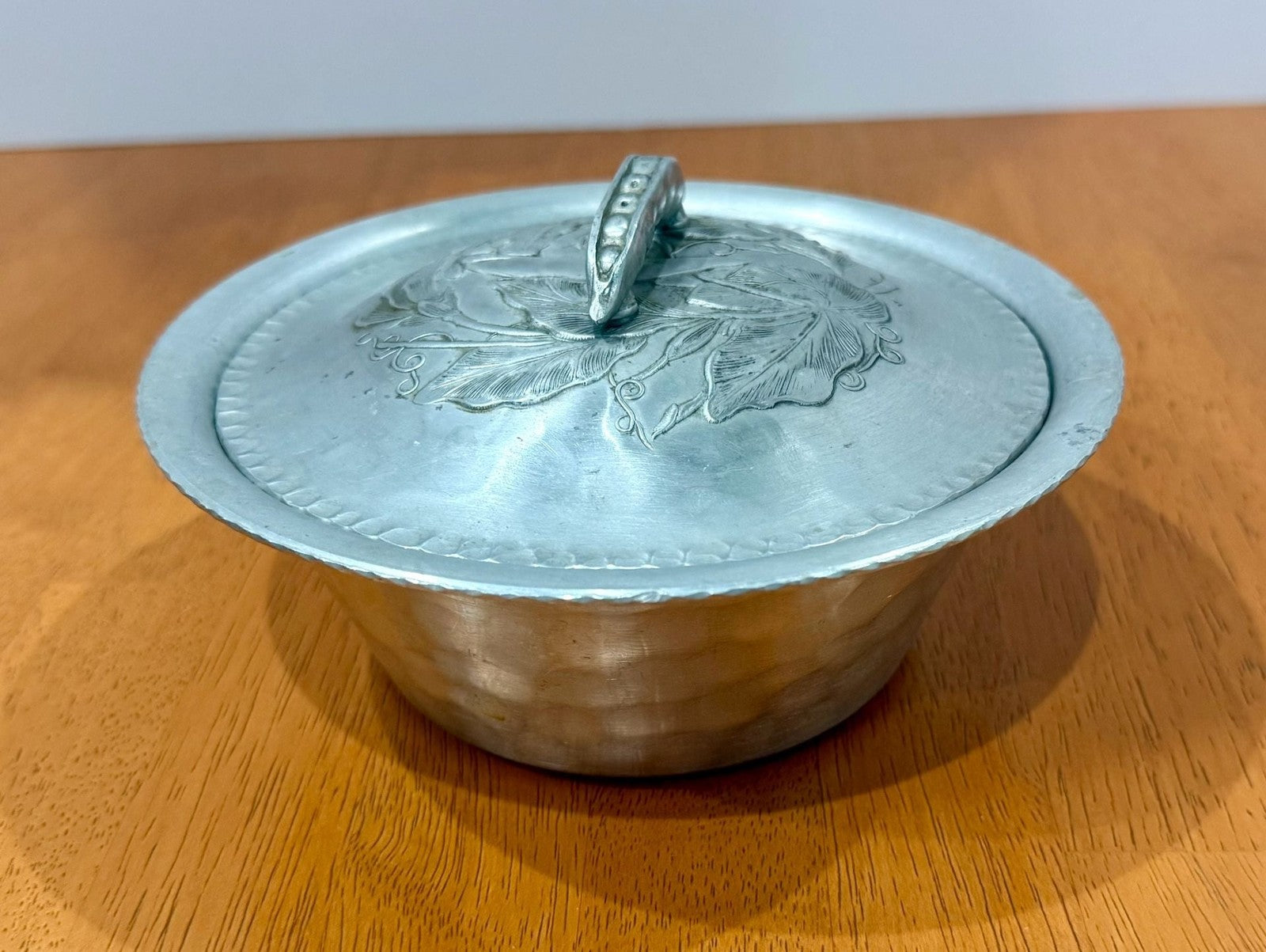 Vintage Everlast Hand-Forged Hammered Aluminum Bowl 1038 & Lid Pea Pod Handle