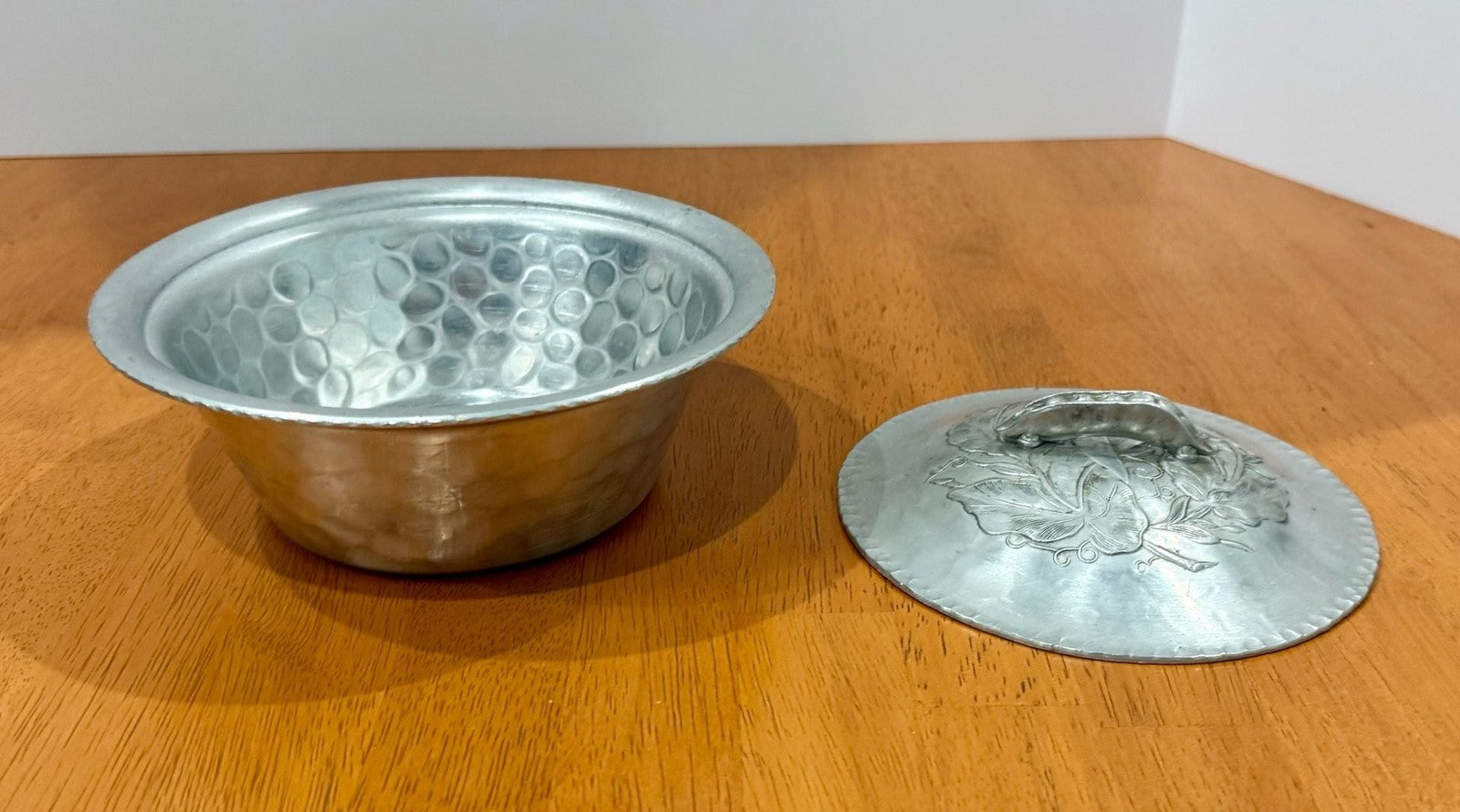 Vintage Everlast Hand-Forged Hammered Aluminum Bowl 1038 & Lid Pea Pod Handle