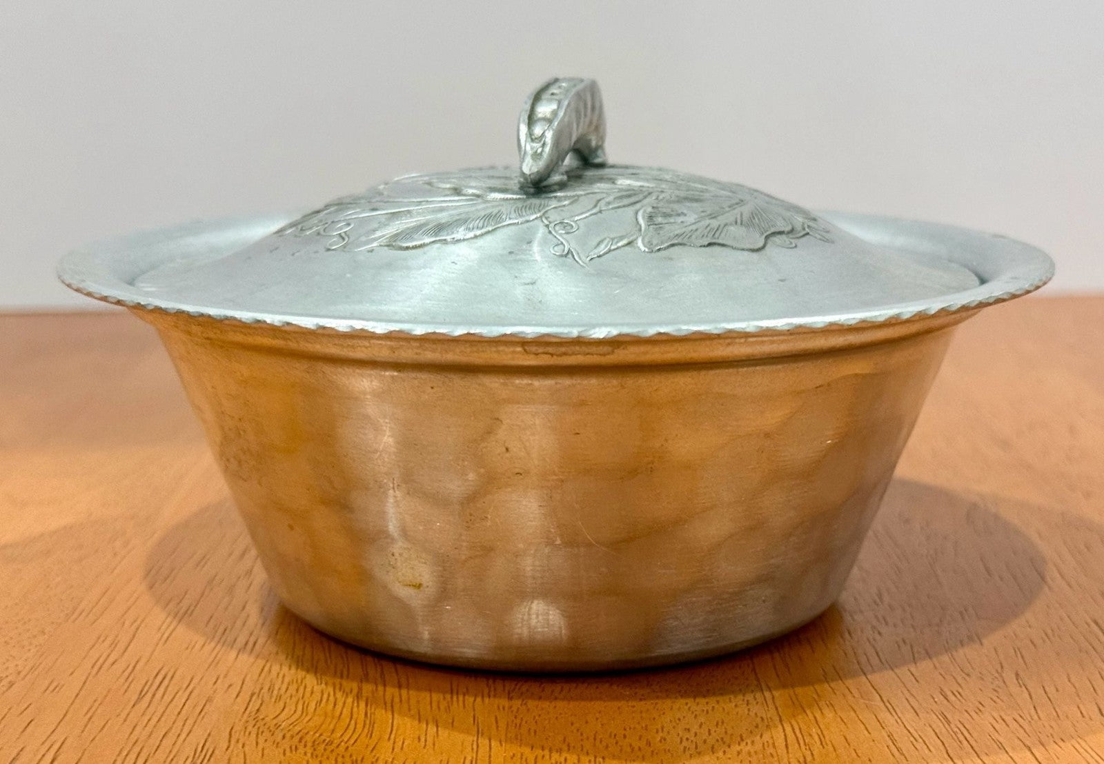 Vintage Everlast Hand-Forged Hammered Aluminum Bowl 1038 & Lid Pea Pod Handle