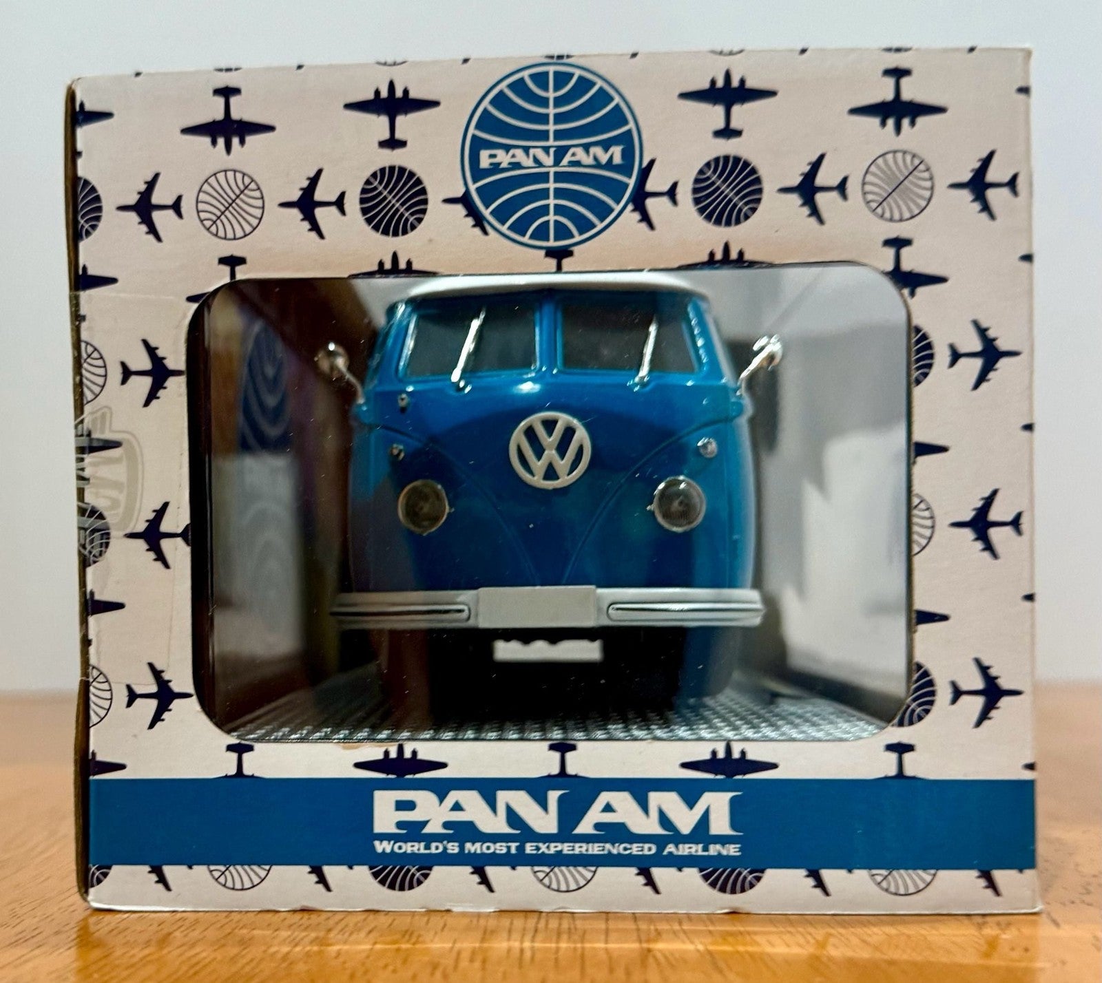 M2 Machines 1960 VW Volkswagen Delivery Van Pan Am Blue White 1:24 Diecast R90