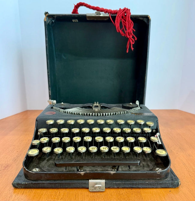 Vintage Remington Portable Typewriter & Original Top NON WORKING