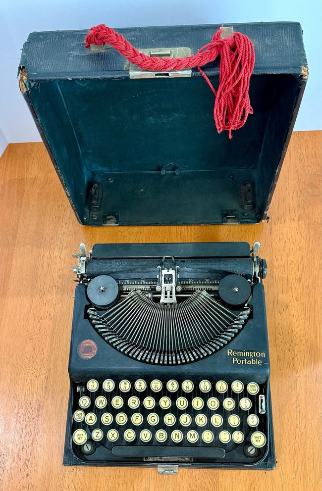 Vintage Remington Portable Typewriter & Original Top NON WORKING