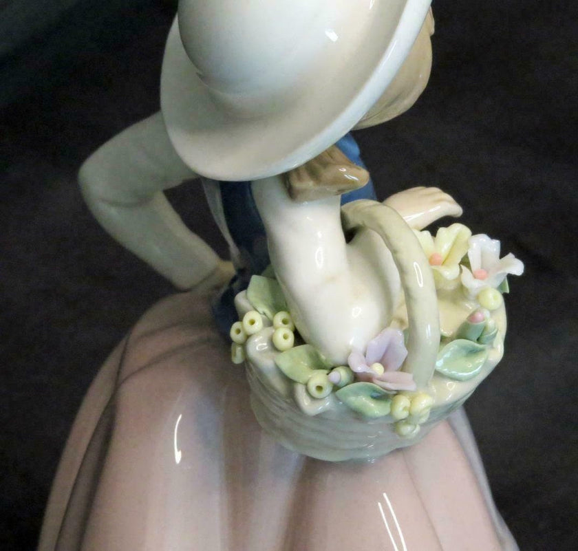 RETIRED LLADRÓ Sweet Scent 5221 Girl With Flower Basket Figurine With Box
