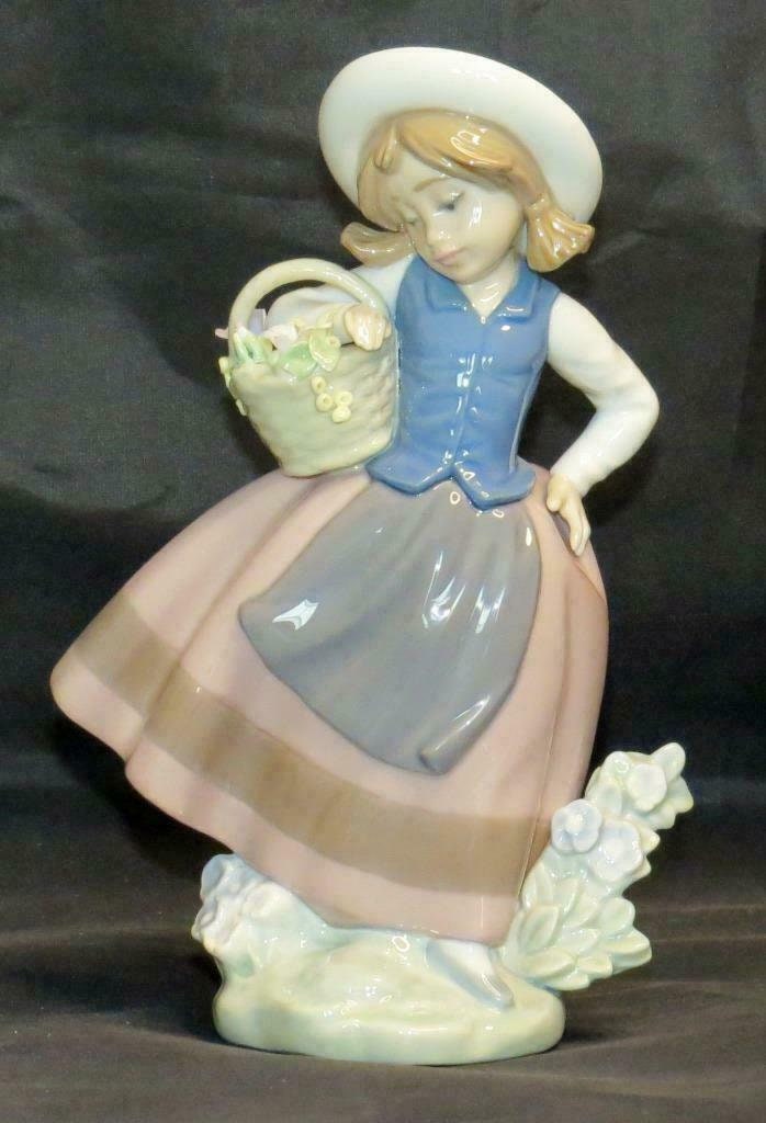 RETIRED LLADRÓ Sweet Scent 5221 Girl With Flower Basket Figurine With Box
