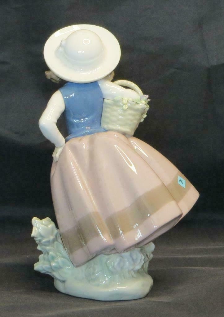 RETIRED LLADRÓ Sweet Scent 5221 Girl With Flower Basket Figurine With Box