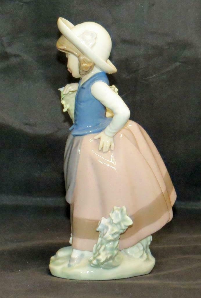 RETIRED LLADRÓ Sweet Scent 5221 Girl With Flower Basket Figurine With Box