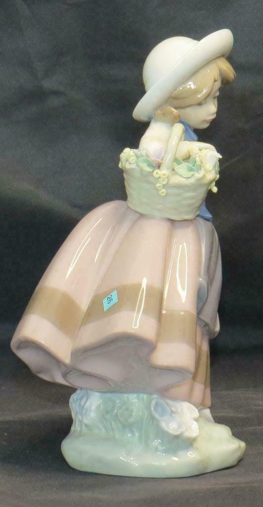 RETIRED LLADRÓ Sweet Scent 5221 Girl With Flower Basket Figurine With Box