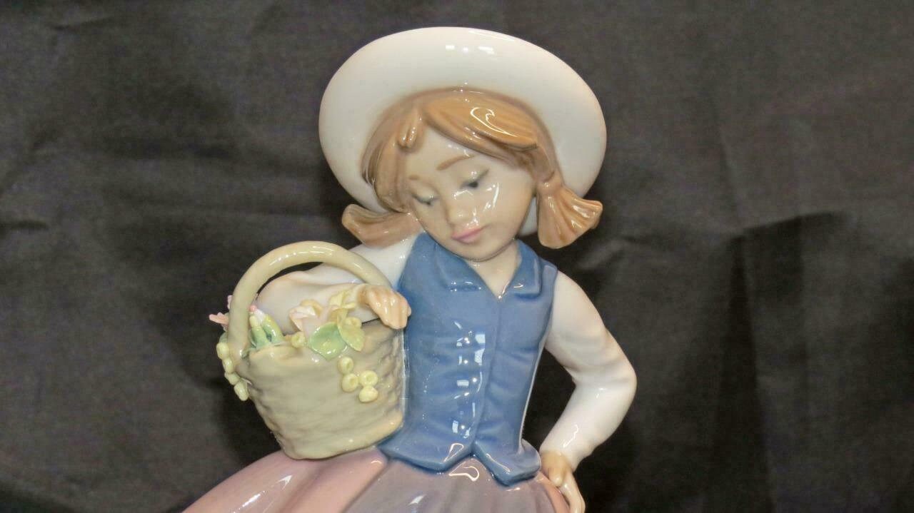 RETIRED LLADRÓ Sweet Scent 5221 Girl With Flower Basket Figurine With Box