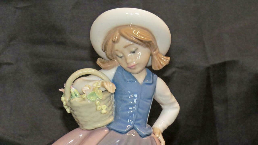 RETIRED LLADRÓ Sweet Scent 5221 Girl With Flower Basket Figurine With Box