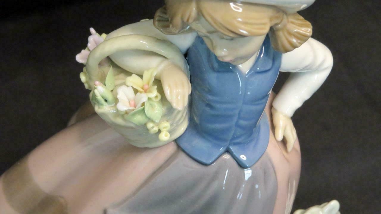 RETIRED LLADRÓ Sweet Scent 5221 Girl With Flower Basket Figurine With Box