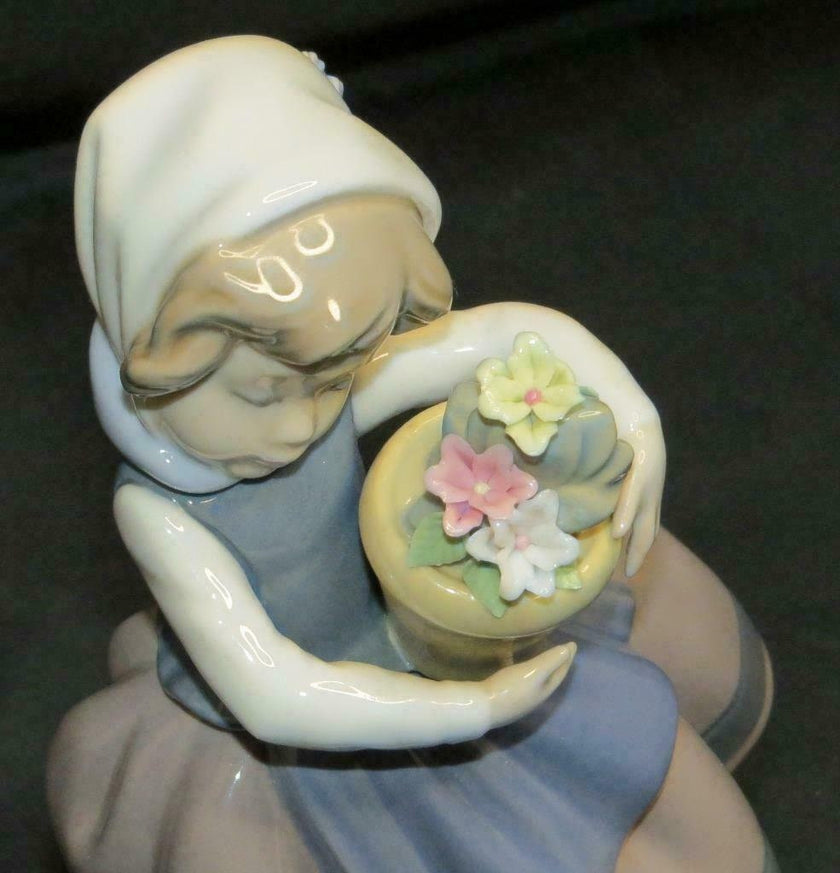 RETIRED LLADRÓ Spring is Here 5223 Young Girl With Flower Pot with Original Box