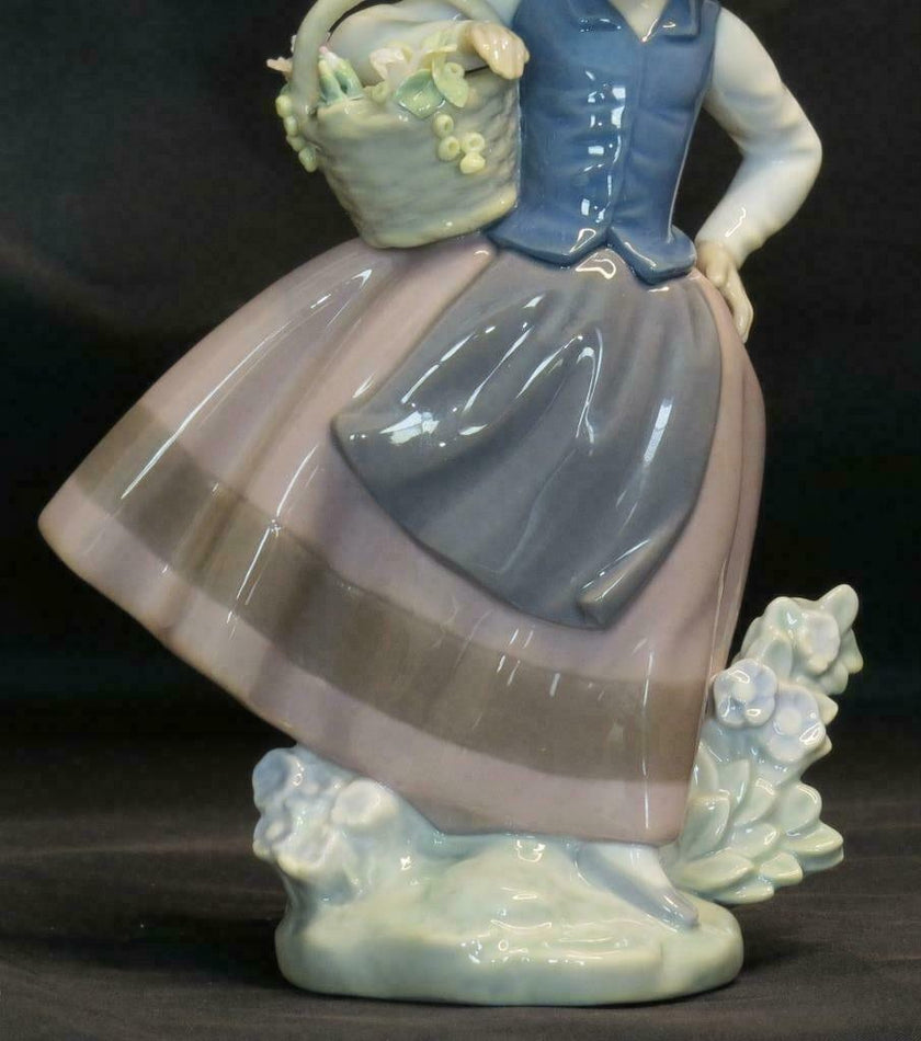 RETIRED LLADRÓ Sweet Scent 5221 Girl With Flower Basket Figurine With Box