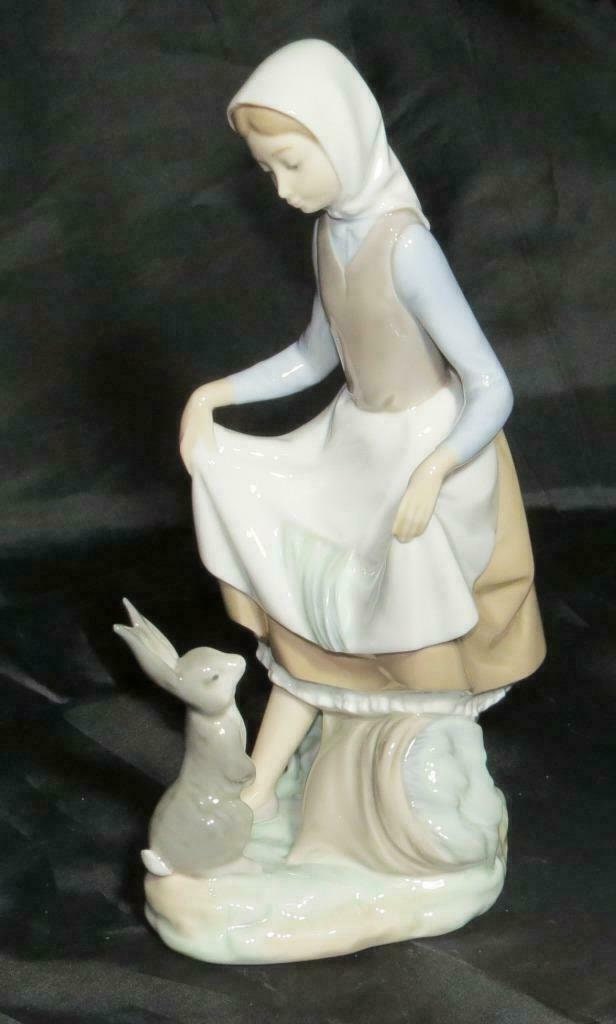 RETIRED LLADRÓ Rabbits Food #4826 Young Girl Bunny Figurine with Original Box