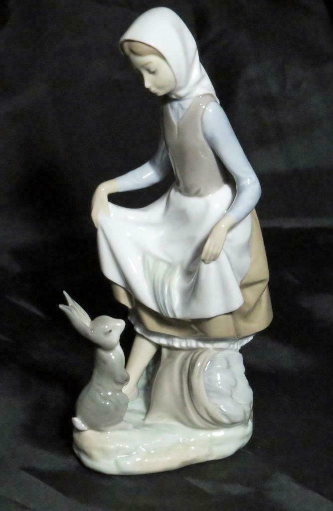 RETIRED LLADRÓ Rabbits Food #4826 Young Girl Bunny Figurine with Original Box