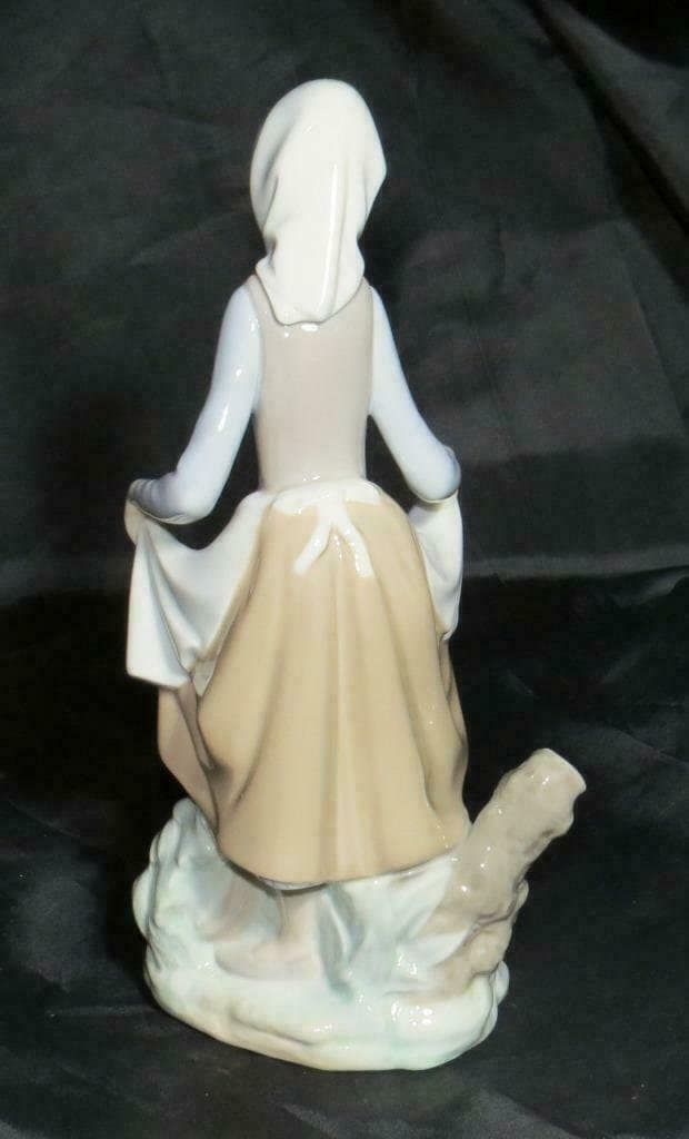 RETIRED LLADRÓ Rabbits Food #4826 Young Girl Bunny Figurine with Original Box